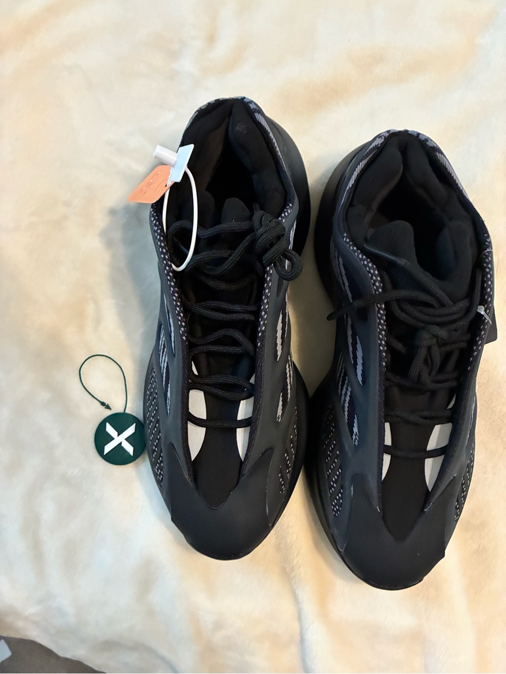 adidas Men's Yeezy 700 V3 Sneakers size 9 1/2
